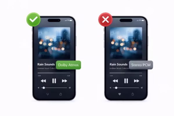 音楽アプリのインターフェースを表示する2つの並んだスマートフォン画面。左の画面（成功）：音声フォーマットバッジが緑のボックスで「Dolby Atmos」と表示されている。右の画面（失敗）：音声フォーマットバッジがグレーのボックスで「Stereo PCM」と表示されている。ミニマリストなUIデザイン、バッジに焦点を当てる。白背景で分離。