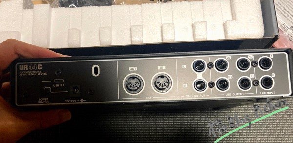 UR44Cを背面から見た画像