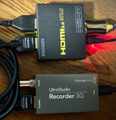 UltraStudio Recorder 3GとHDMIスプリッターの写真