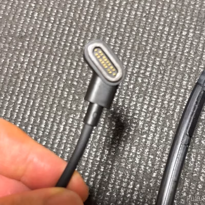 VITURE Luma Ultra付属のマグネット式接続ケーブル