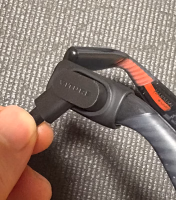VITURE Luma Ultraに専用ケーブルを接続したところ
